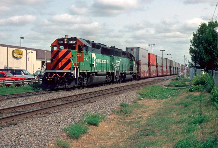 BN 3142 at Moorehead, MN.jpg